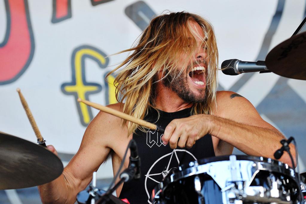 A photo of Taylor Hawkins performing