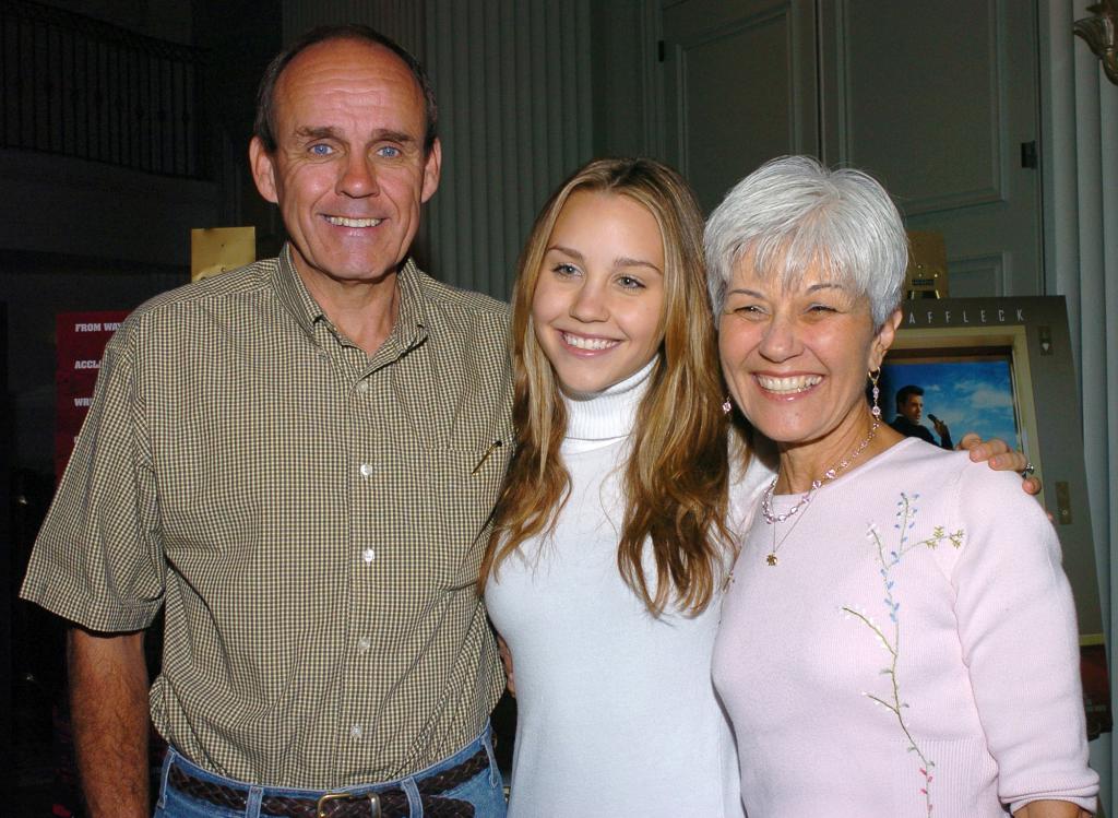 Amanda Bynes posing with her parents, Rick and Lynn Bynes.