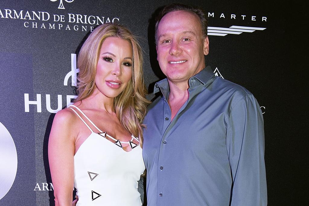 Lisa Hochstein and Lenny Hochstein posing at an event.