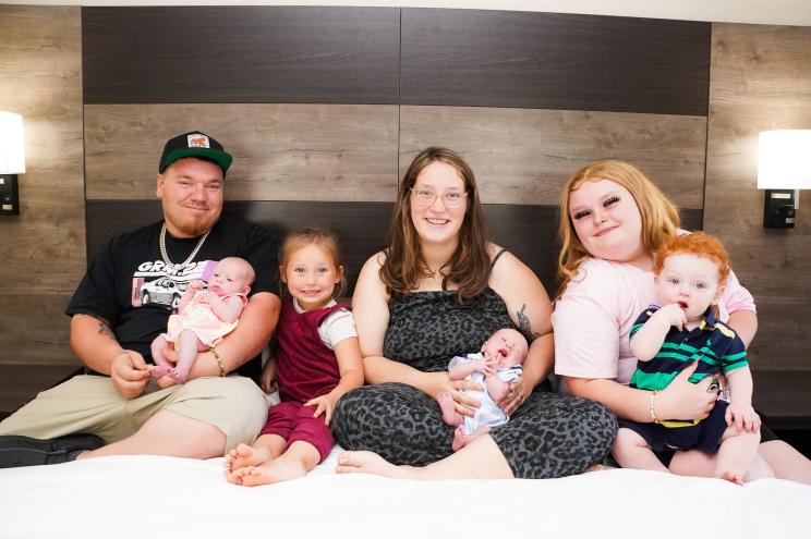 Lauryn "Pumpkin" Shannon, Joshua Efird and Alana "Honey Boo Boo" Thompson in bed with Shannon's children.