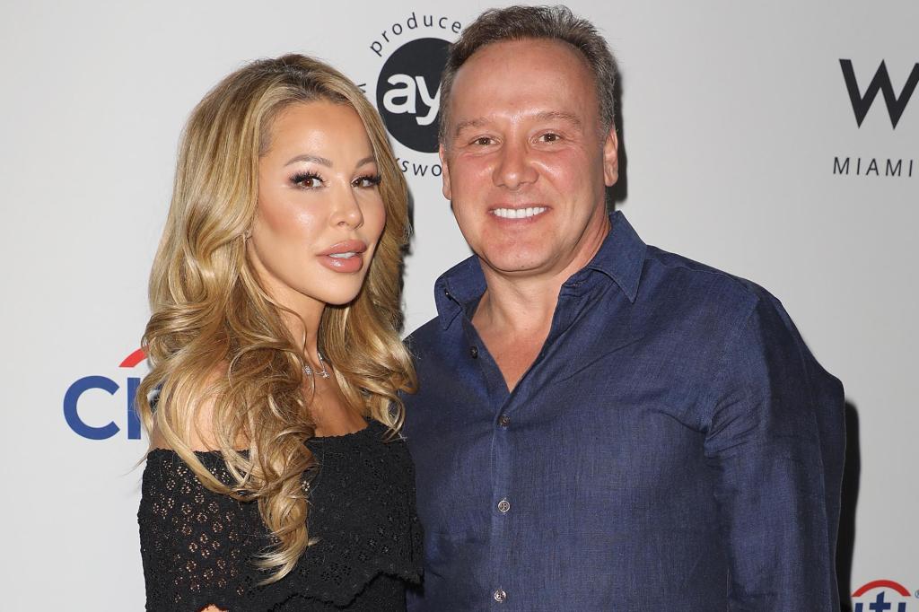 Lenny Hochstein and Lisa Hochstein on a red carpet.