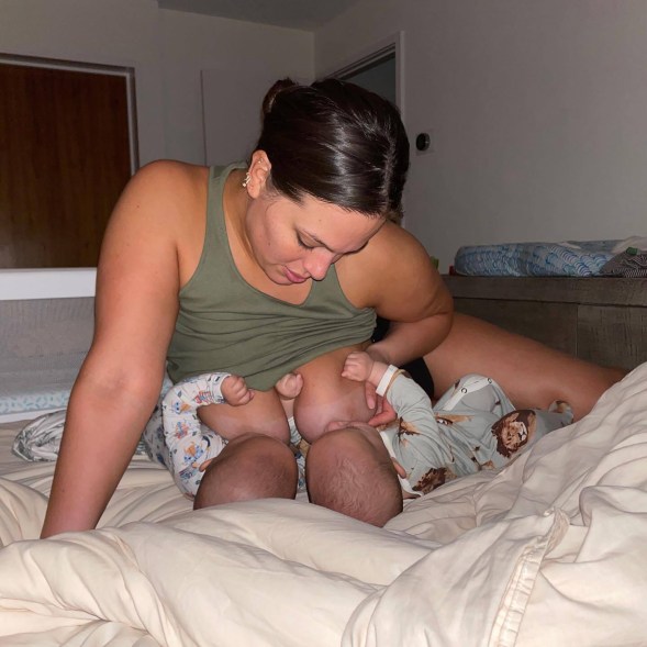 Ashley Graham breastfeeding both babies simultaneously