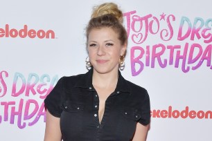 Jodie Sweetin posing for a red carpet