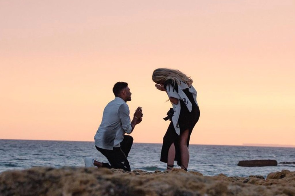 A photo of Alex Oxlade-Chamberlain proposing to Perrie Edwards