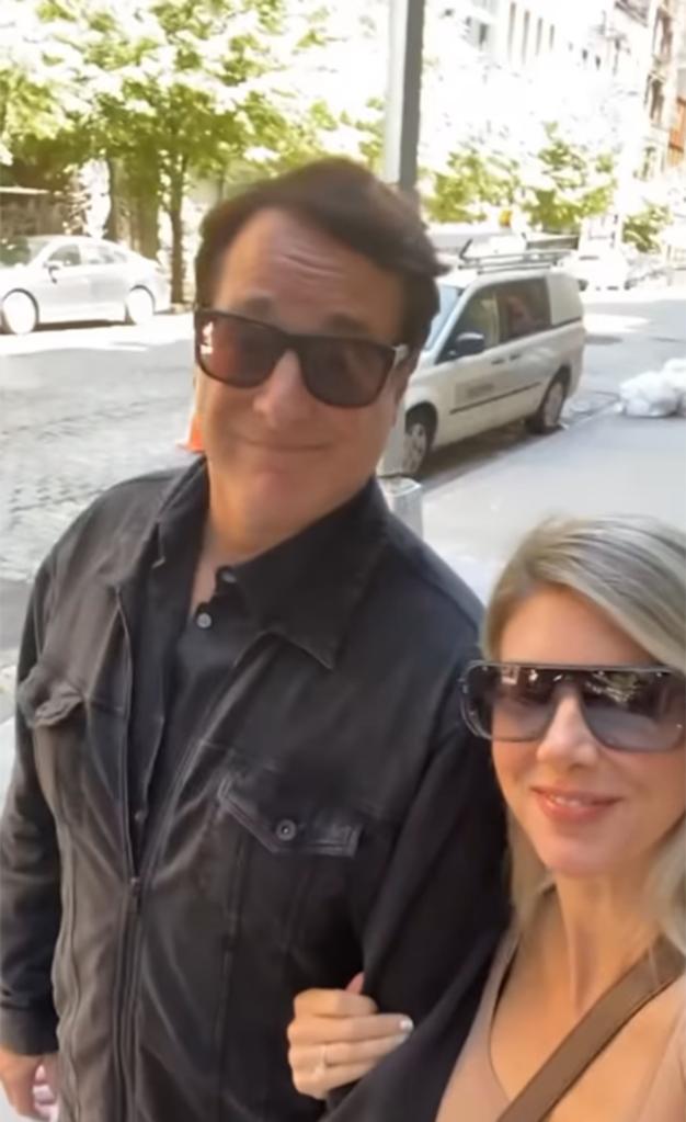 Bob Saget and Kelly Rizzo walking together.