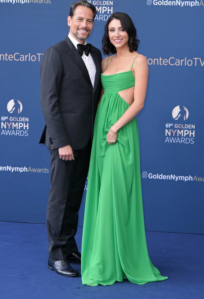 Ioan Gruffudd and Alice Evans posing at a red carpet