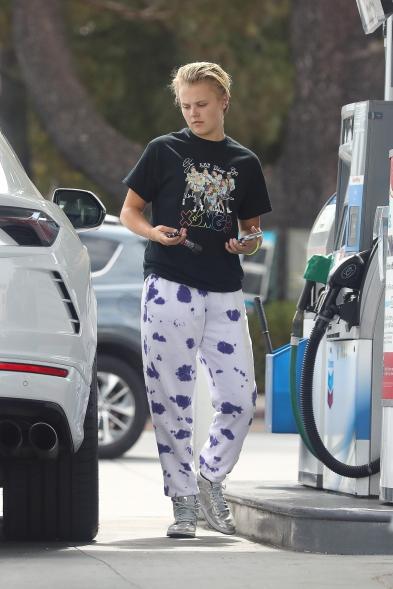 JoJo Siwa filling up her car's tank at the gas station