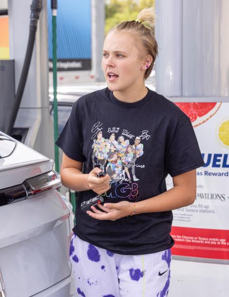 JoJo Siwa filling up her car's tank at the gas station