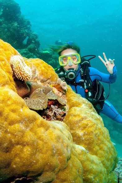 NO FISHY BUSINESS HERE: Never one to pass up a good photo op, Brie Larson flashes a peace sign in full scuba gear.