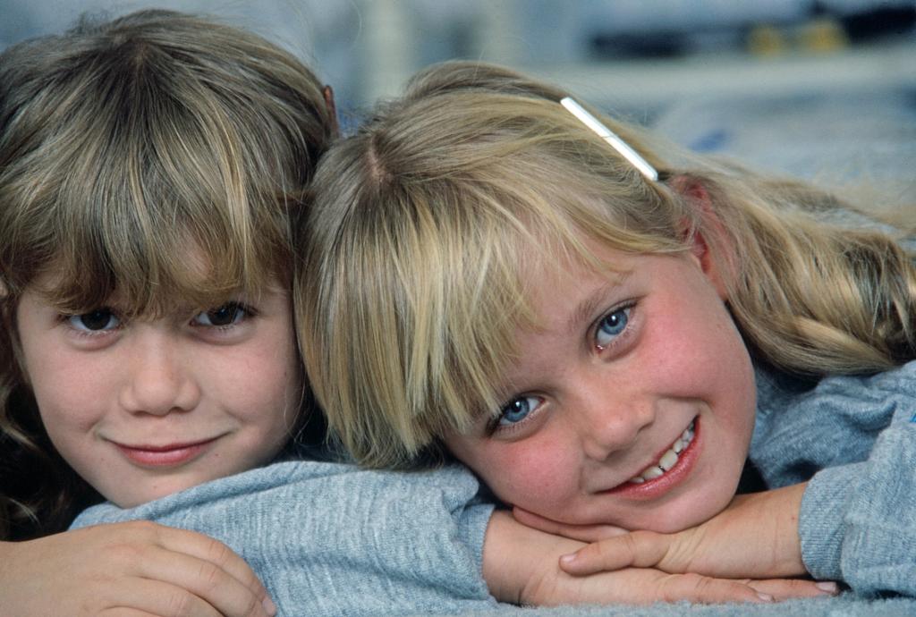 Tracey Gold and Missy Gold as children.