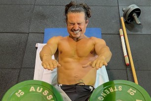 shirtless orlando bloom working out