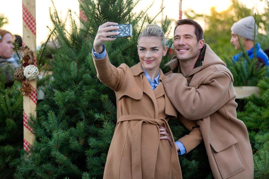 Jaime King and Luke Macfarlane in "The Mistletoe Promise."