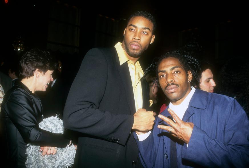 Montell Jordan and Coolio doing a handshake.