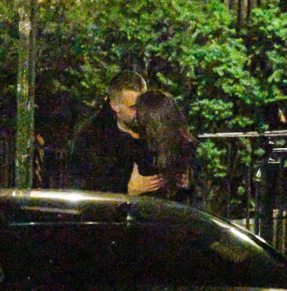 Emily Ratajkowski and Orazio Rispo kissing on a sidewalk