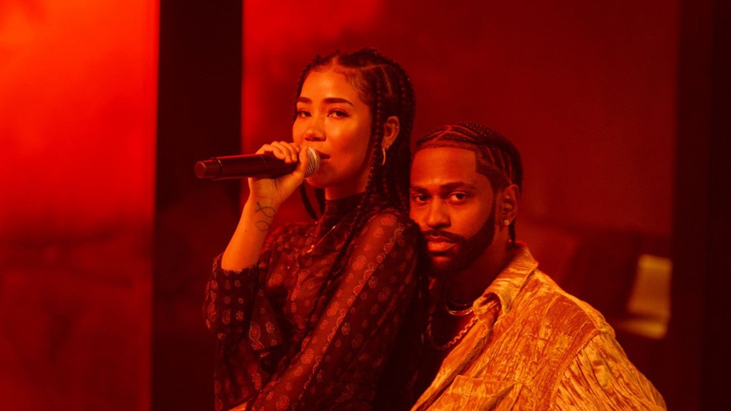 Jhené Aiko and Big Sean performing together.