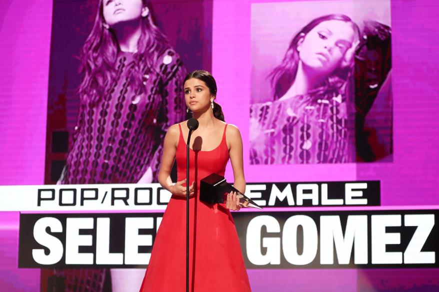 Selena gomez talking during her 2016 American Music Awards speech