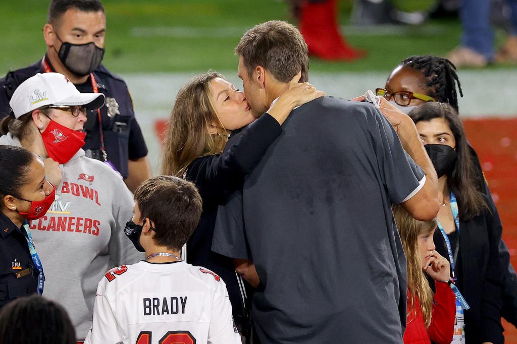 Gisele Bundchen and Tom Brady kissing