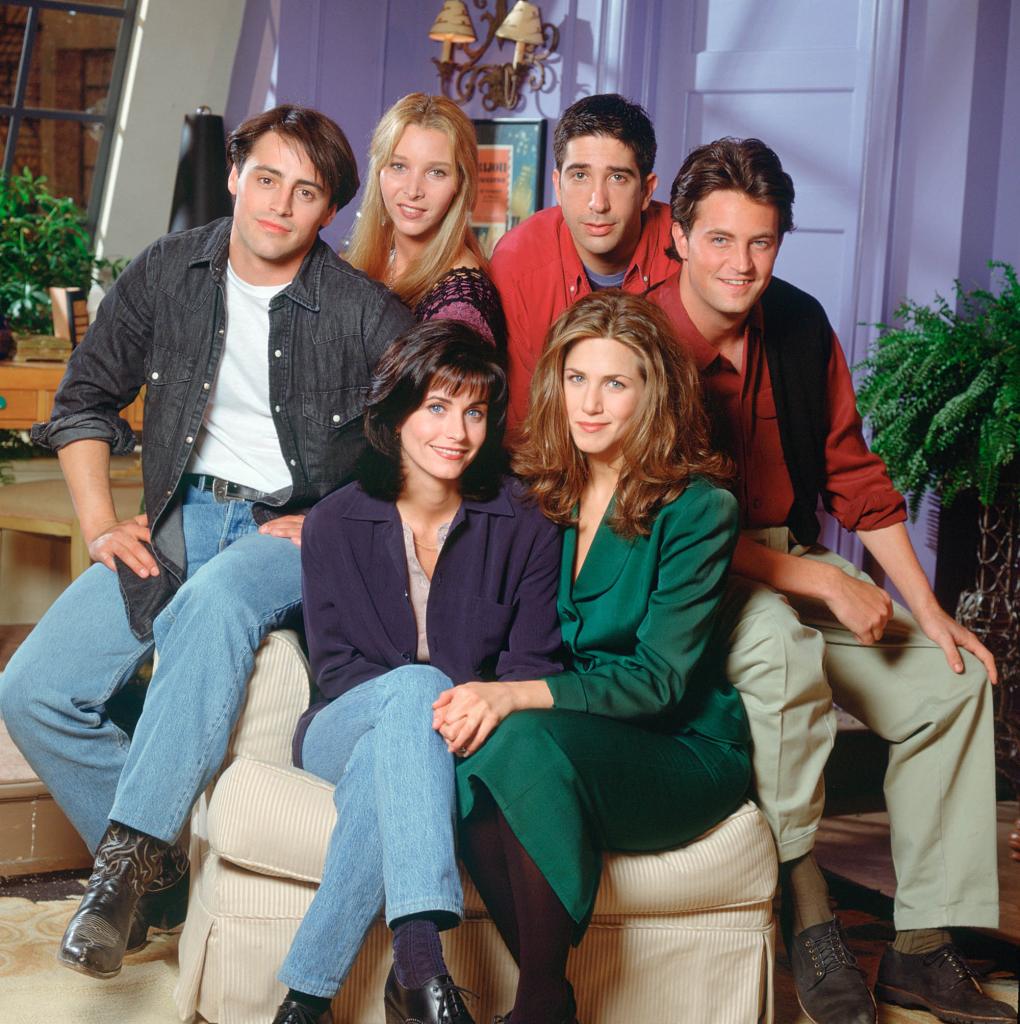 Courteney Cox, Jennifer Aniston, Lisa Kudrow, Matthew Perry, David Schwimmer and Matt LeBlanc posing for a "Friends" cast photo.