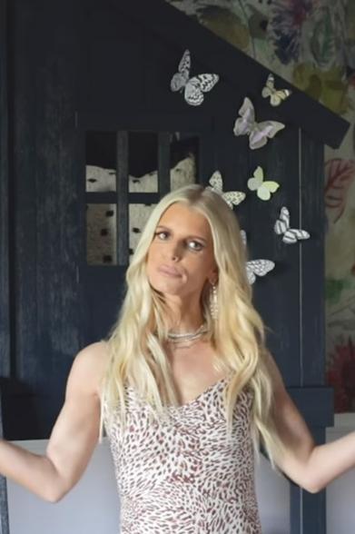 A screenshot of Jessica Simpson speaking in a Pottery Barn ad.