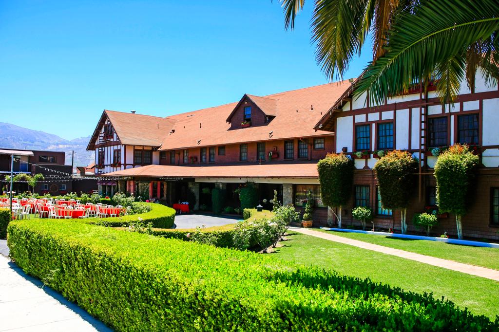 A photo of the exterior shot of Glen Tavern Inn.