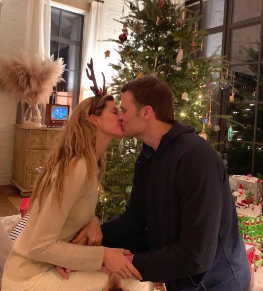 Tom Brady and Gisele Bündchen kissing.