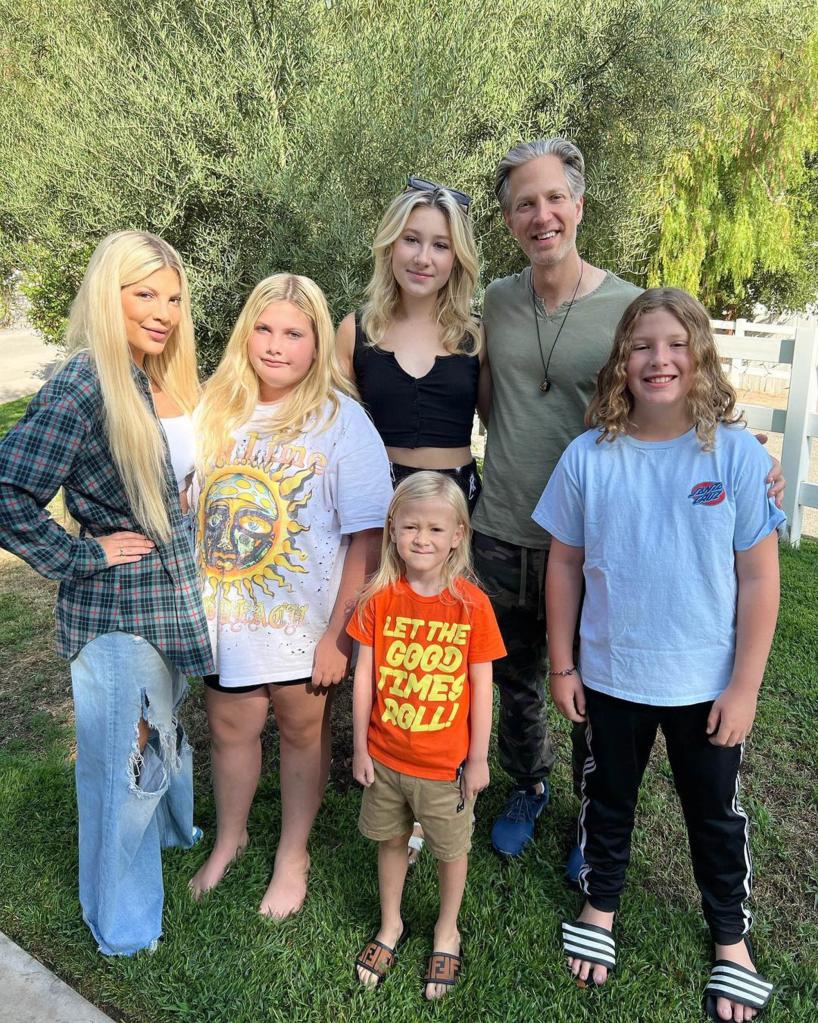 A photo of Tori Spelling and Dean McDermott posing with their kids