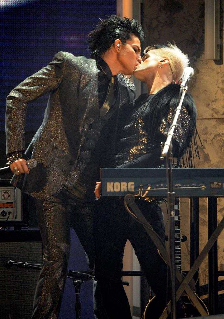 Adam Lambert kissing his keyboard player at the 2009 AMAs.