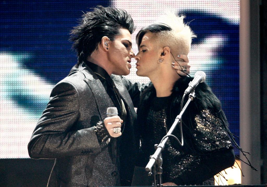 Adam Lambert kissing his keyboard player at the 2009 AMAs.