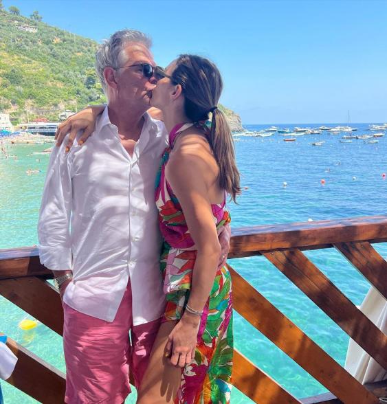 Katharine McPhee kisses David Foster in front of ocean view