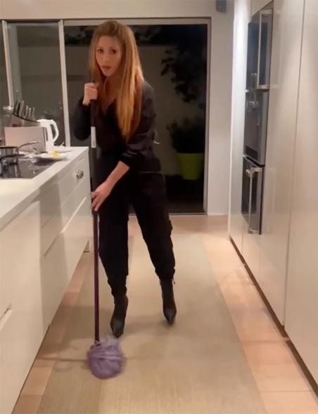 Shakira lip syncing to SZA's hit "Kill Bill" while mopping her kitchen.