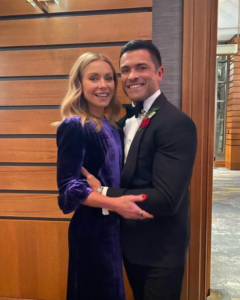 Kelly Ripa and Mark Consuelos posing for a photo togther.