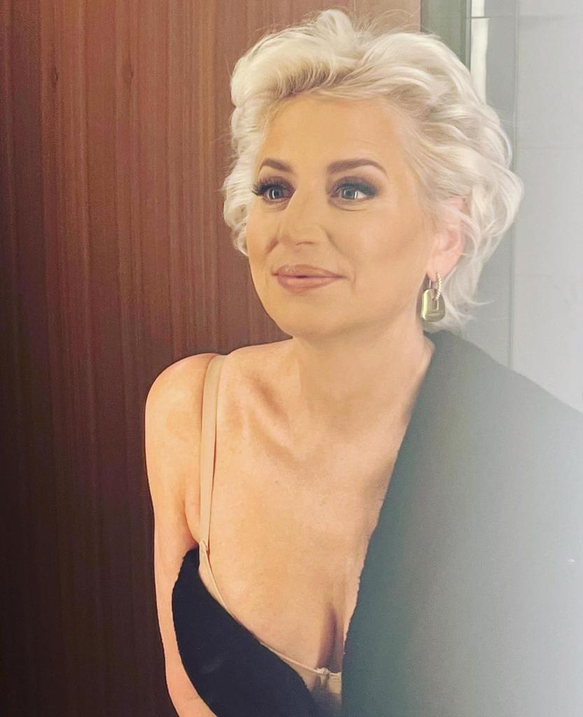 Dorinda Medley looking into a mirror.