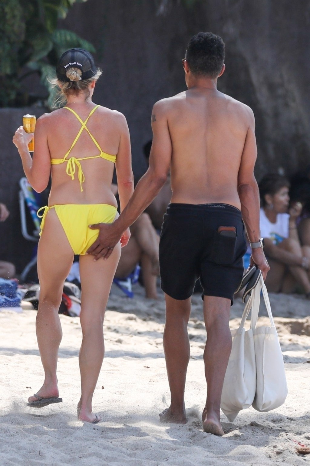 T.J. Holmes grabbing Amy Robach's butt on the beach.