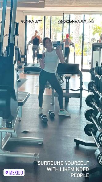 Kyle Richards takes a mirror selfie while working out