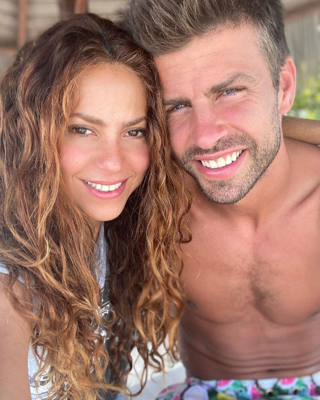 Gerard Piqué and Shakira smile in selfie