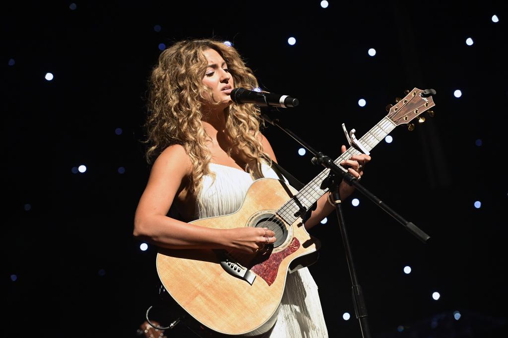 Tori Kelly performing.