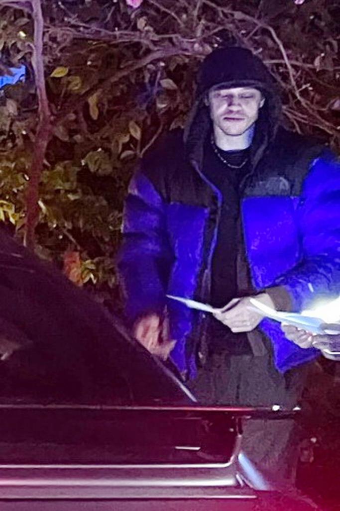 Pete Davidson in a blue jacket talking to police.