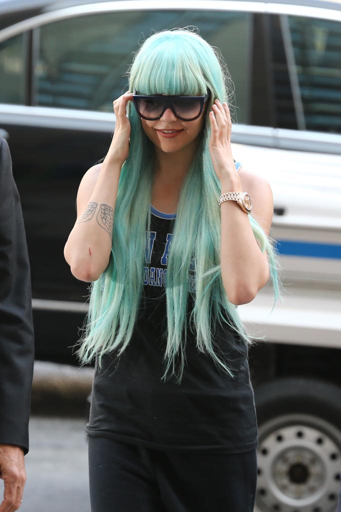 amanda bynes in a green wig