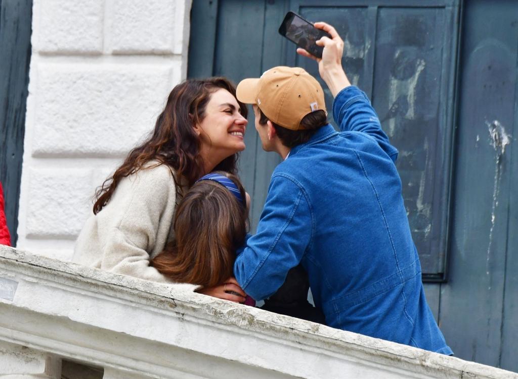 Ashton Kutcher, Mila Kunis with their kids selfie.