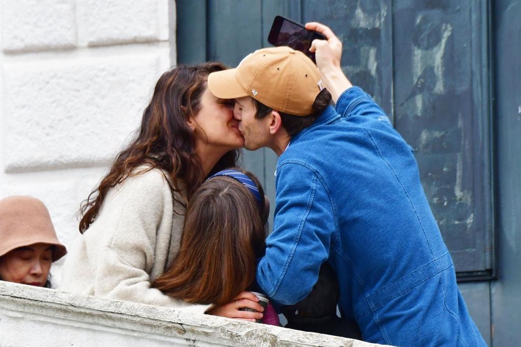 Ashton Kutcher, Mila Kunis with their kids selfie.