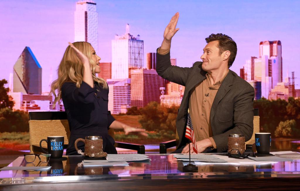 ryan seacrest and kelly ripa high-fiving