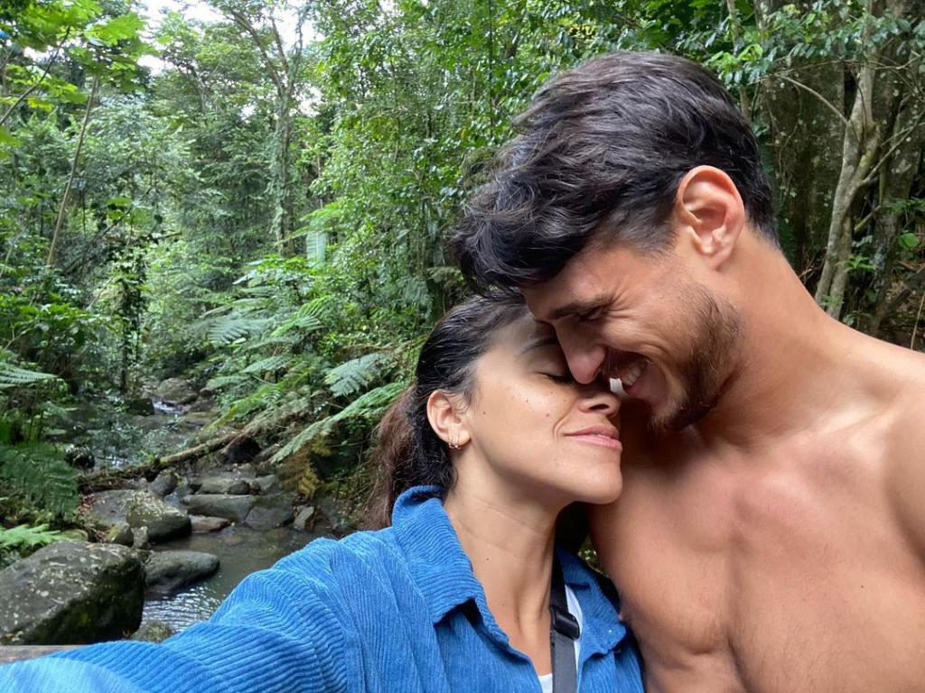 Gina Rodriguez and Joe LoCicero cuddle up outdoors for selfie