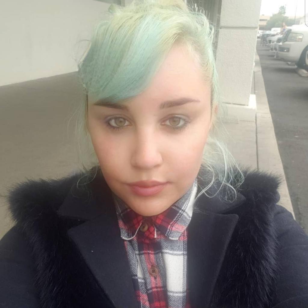 A selfie of Amanda Bynes with blue hair