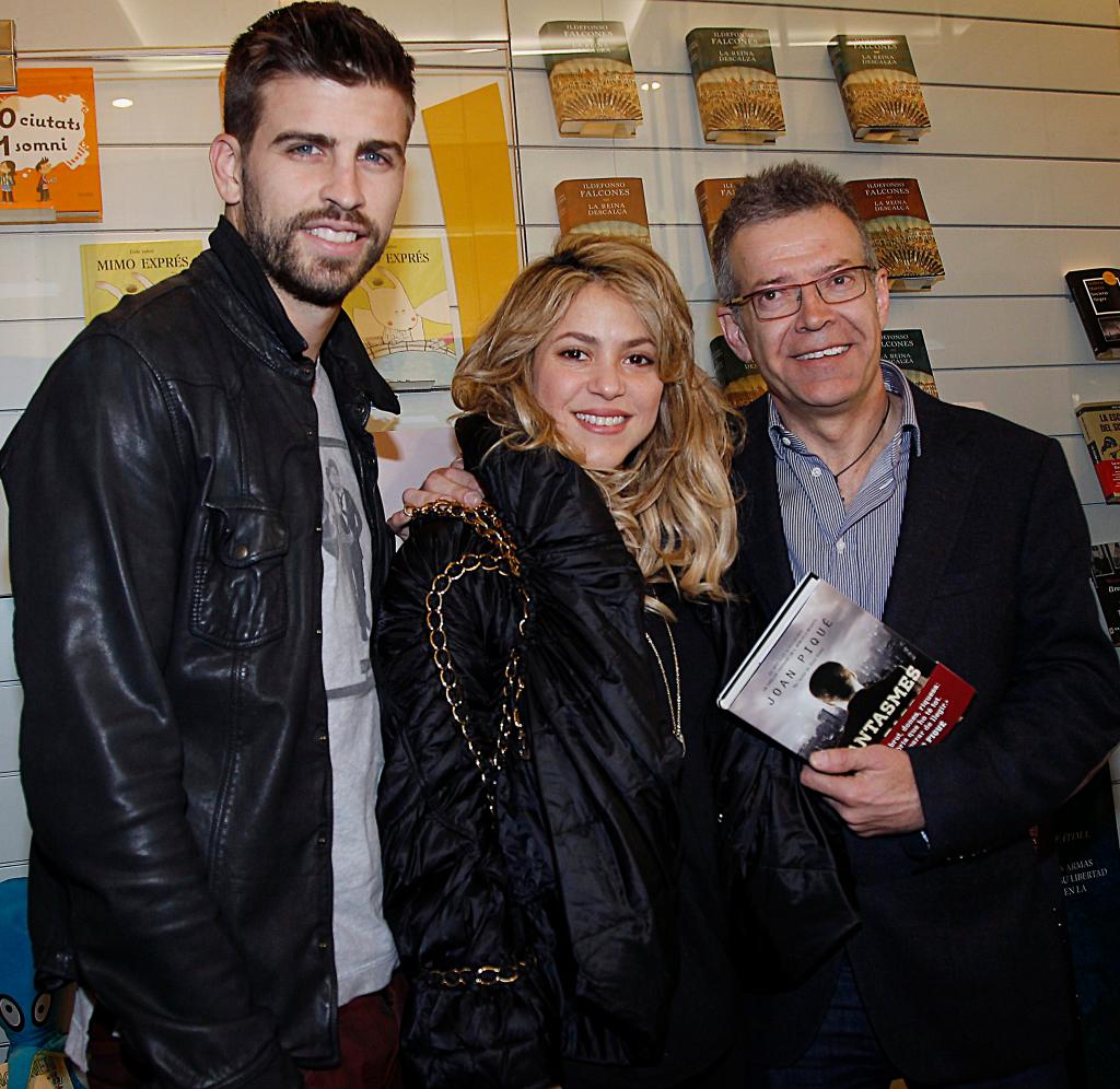 Gerard Piqué and Joan Piqué with Shakira in a throwback photo.