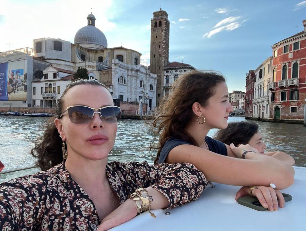 Debi Mazar and daughter in Italy.