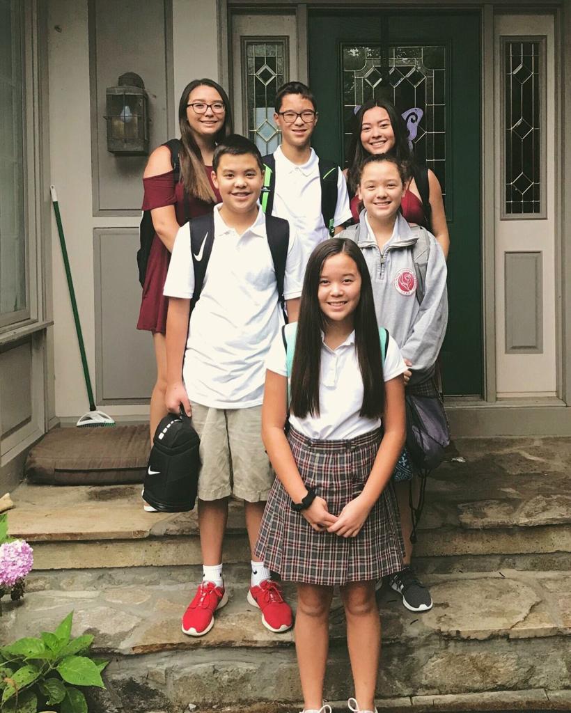 Six Gosselin kids posing for a photo together