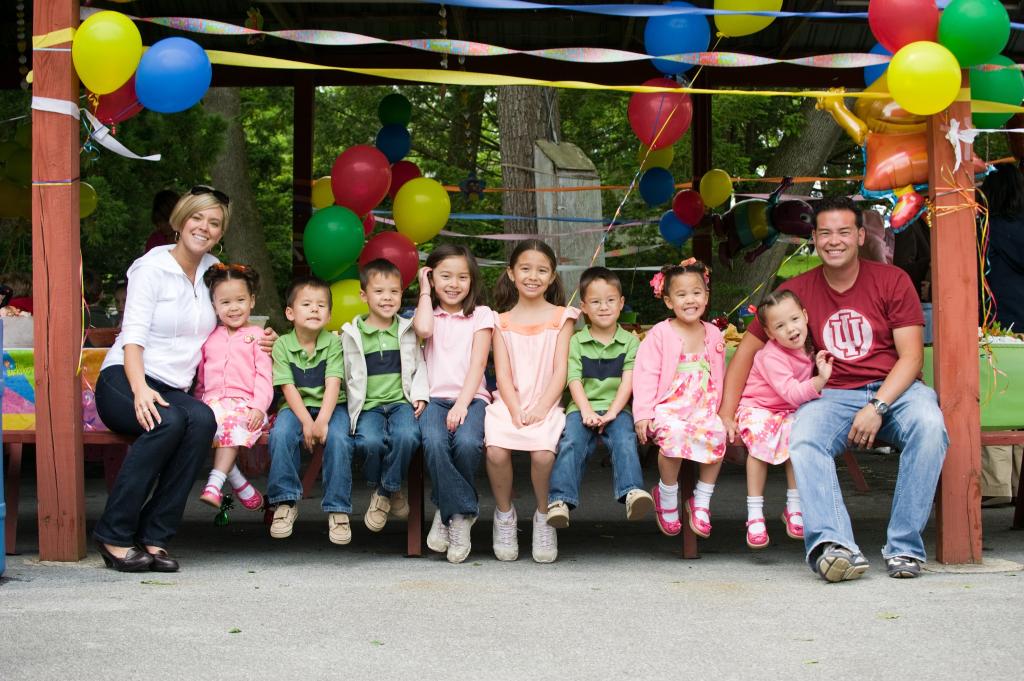 The Gosselin family sitting and posing for a photo