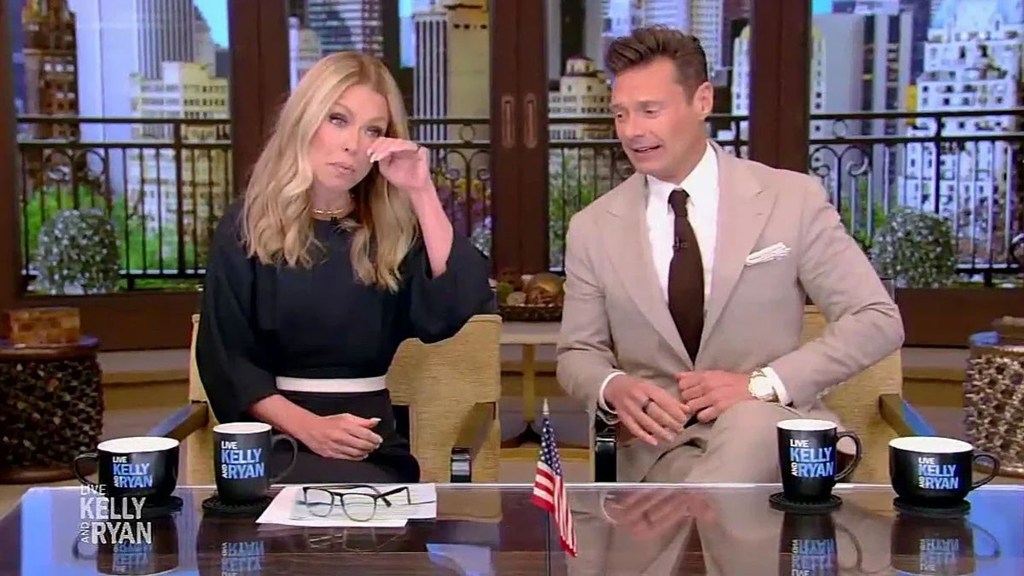 kelly ripa tearing up next to ryan seacrest