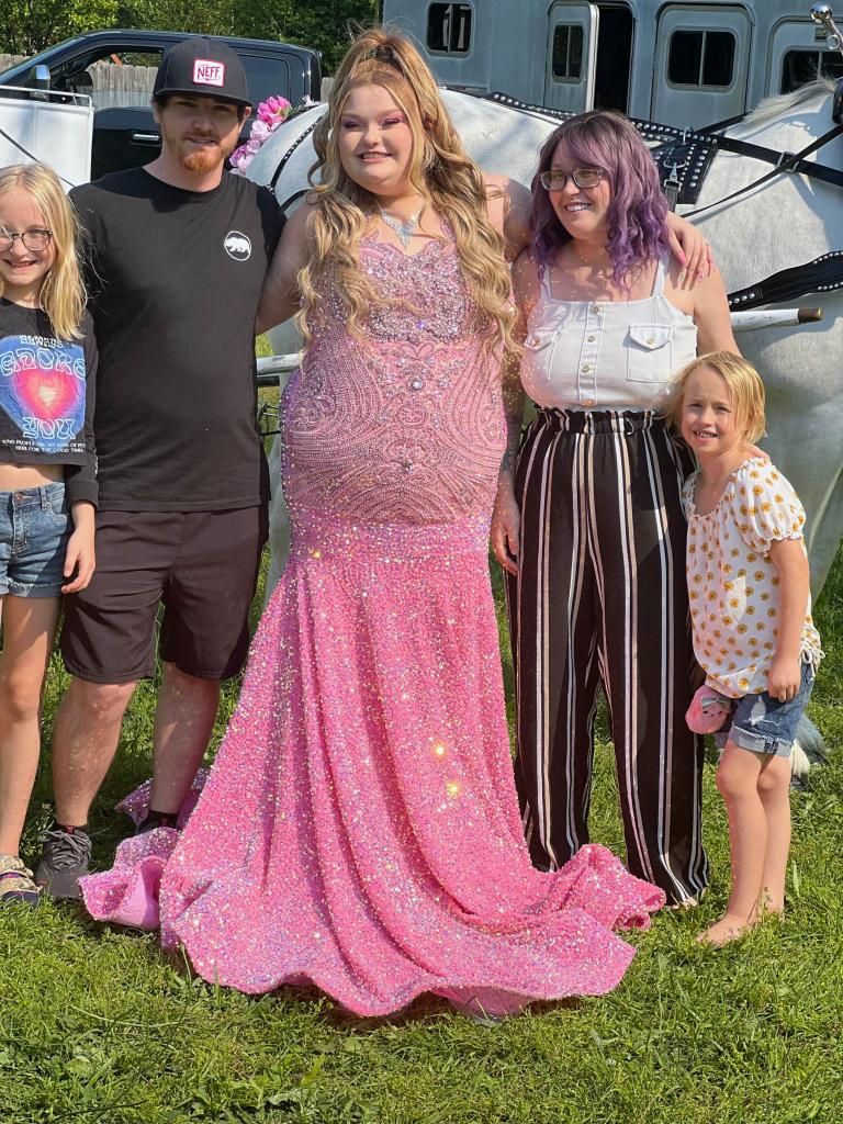 Honey Boo Boo posing for a prom photo with her family members