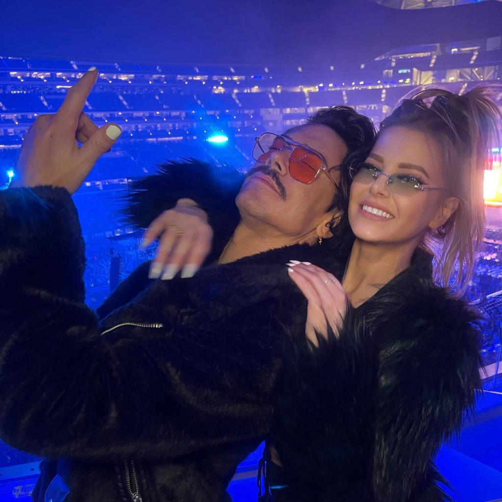 Ariana Madix hugs Tom Sandoval at concert